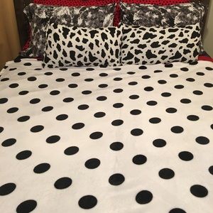 Beautiful Polka Drops throw